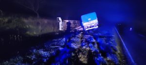 Bomberos y Policía de Firmat trabajaron hasta cerca de la medianoche en el lugar del accidente