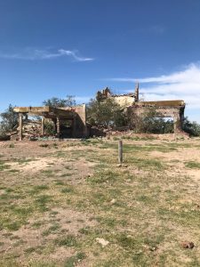 Foto del 9 de noviembre de 2022 del archivo de region360com.ar; la sequía histórica dejó al descubierto la totalidad de las ruinas del hotel