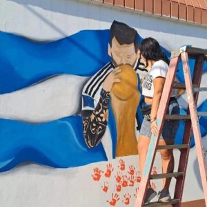 Mailen Veliz en pleno proceso de creación del mural