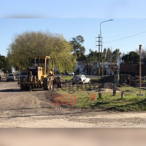 Hasta últimas horas de la tarde la maquinaria municipal trabajaba en el ingreso de la ciudad 