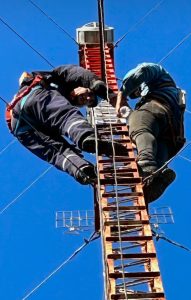 Bomberos de Firmat ponen en condiciones operativas la sirena mayor ubicada en la altura del cuartel. Crédito de la foto: Bomberos Voluntarios de Firmat