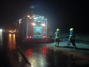 El despiste de dos autos en simultaneo, por razones que se desconocen, tuvo lugar en la madrugada de este sábado - Crédito foto: Bomberos de Alcorta