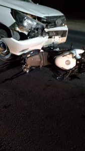 En la noche de viernes una Toyota Hilux impactó por alcance a dos motos. Crédito foto: Bomberos de Alcorta