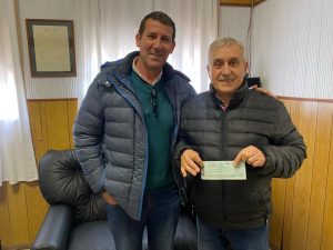 Carlos Gabbi entregó a Leo Cicioli un aporte para la 1º Expo de Autos Clásicos. El mismo será destinado para gastos del evento