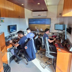 Vista interior del Camión de Comando. Un verdadero centro de comunicación y análisis de datos móvil 