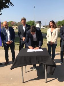 El Gobernado Maximiliano Pullaro firmando los convenios en la ciudad de Firmat