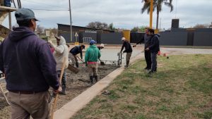 Trabajadores llevando adelante la primera etapa de pavimentación en ese tramo de Boulevard Solís 
