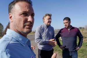 El Ministro de Obras Públicas de Santa Fe, Lisandro Enrico; el Intendente de Firmat, Leonel Maximino y el Sub Administrador Vialidad Provincial, Benjamín Gianetti al costado de la Ruta Provincial Nº 93