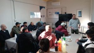 El profesor Walter Pérez explicando cuestiones teóricas del funcionamiento de los tornos C.N.C. en la sala de reuniones de Valoppi Agropartes