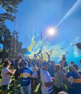 El humo azul y amarillo colmó la tribuna visitante y el rojo intenso brilló en la local