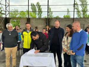 Firma del inicio de obra en octubre de 2024