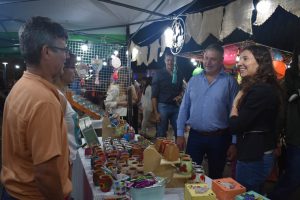 El presidente comunal, Sergio Busquet, recorriendo el Paseo de Artesanos de la Fiesta del Arbolito de Chovet