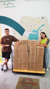 Dylan junto a su novia, mano derecha del negocio 