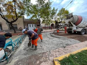 Por estos días, el movimiento de obras es parte del paisaje en la localidad de Elortondo