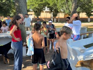 Parte de la recorrida que hizo Di Gregorio en enero fue en las Escuelas de Verano del departamento 