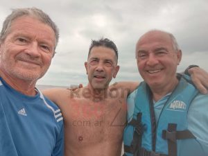 De izquierda a derecha: el entrenador Roberto Settimini, el nadador Carlos Giannetti y Juan Carlos Uberti (El Capitán de la embarcación escolta)