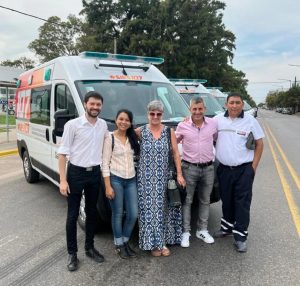 Mauricio "Cadi" Donati, Presidente Comunal de Hughes, con parte de su equipo de trabajo y la nueva ambulancia para el S.A.M.Co local