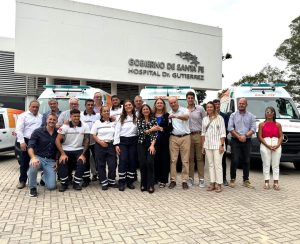 Norberto "Tito" Gizzi, Intendente de Villa Cañás. celebró con su equipo de trabajo la llegada de una nueva ambulancia para la ciudad.