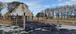 Pese a los esfuerzo de los Bomberos de Berabevú las llamas consumieron el quincho del Club 25 de Mayo de Gödeken