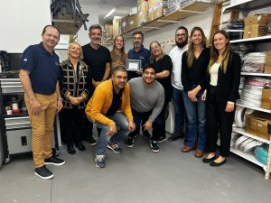 Autoridades del Ejecutivo Local y representantes de Drean posan junto a la familia Rodríguez