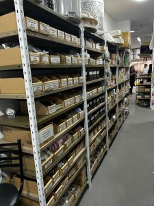 Vista de uno de los tantos pasillos del nuevo local donde hay stock y disponibilidad inmediata de piezas