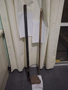 Palos, fierros y ladrillos secuestrados con los que atacaron e hirieron a los efectivos que quisieron frenar la violenta gresca.