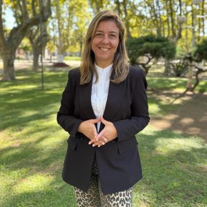 La joven politóloga será la primera mujer en ocupar la silla del despacho municipal (ex comuna) de Bigand