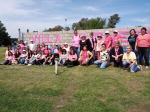 Vecinas de todas las edades participaron de la acción por el Octubre Rosa. Usando prendas de color rosa reforzaron la presencia en el marco de la actividad propuesta