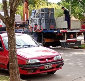 El pasado jueves 11 de diciembre una empresa de grúa se llevó el cajero de la sucursal que Macro cerró en Peyrano, dejando a la localidad sin terminal electrónica