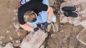 PDI examina vestimenta coincidente a la usada por el vecino al momento de su desaparición. La misma fue encontrada a orillas del Carcarañá