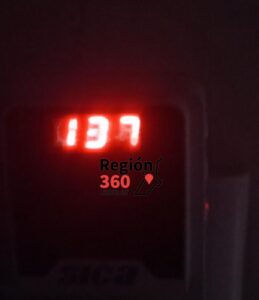 La tensión bajo de 220 voltios a 137. (Foto de la medición domestica de un vecino de Labordeboy enviada a Región360)