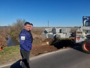 Benjamín Gianetti, Subadministrador de Vialidad Provincial, supervisando la ejecución de las obras