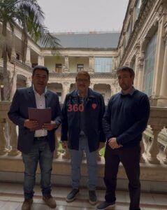 El Intendente de Berabevú, Leonardo Bagnasco (carpeta en mano); el Senador por el Dpto. Caseros, Eduardo Rosconi (en el medio) y el Director del CEA N° 1, Franco Bonessa.