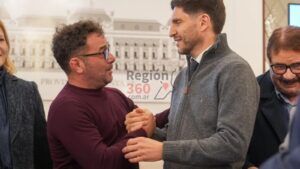 El Intendente de Chabás, Lucas Fanelli, saludando al Gobernador, Maximiliano Pullaro.
