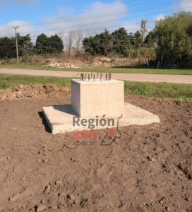 La base para el imponente cartel que se instalará en el ingreso del Área Industrial de Firmat