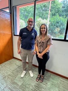 Gastón Domínguez, integrante del equipo técnico de la Subsecretaría de Agua y Saneamiento de Santa Fe junto a la mandaria local, Yanina Marconi